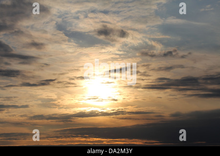 Himmel mit Wolken bei Sonnenuntergang, wie schönen Hintergrund. Stockfoto