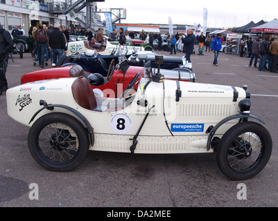 Dieses Bild zeigt den 1931 Seven Brooklands, einen Oldtimer-Klassiker, der 2010 auf dem Nationaal Oldtimer Festival in Zandvoort vorgestellt wurde und sein Vintage-Design und seine historische Bedeutung in der Automobilgeschichte unterstreicht. Stockfoto