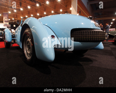 Der Healey Silverstone 1951, der 2010 auf dem Nationaal Oldtimer Festival in Zandvoort vorgestellt wurde, ist ein klassischer britischer Sportwagen, der für sein unverwechselbares Design und seinen historischen Wert in der Automobilgeschichte bekannt ist. Stockfoto