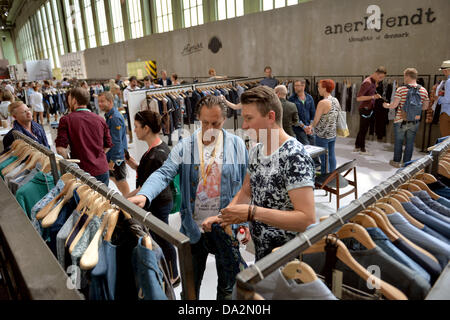 Zwei Besucher sprechen während der Fashion fair «& Brot» auf dem ehemaligen Flughafen Tempelhof in Berlin, Deutschland, 2. Juli 2013. Die Präsentationen der Kollektionen für Frühjahr/Sommer 2014 statt vom 02 bis 4. Juli 2013. Foto: Marc Tirl/Dpa +++(c) Dpa - Bildfunk +++ Stockfoto