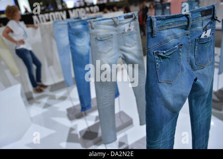 Jeans sind während der Fashion fair «Brot & Butter» auf dem ehemaligen Flughafen Tempelhof in Berlin, Deutschland, 2. Juli 2013 gezeigt. Die Präsentationen der Kollektionen für Frühjahr/Sommer 2014 statt vom 02 bis 4. Juli 2013. Foto: Marc Tirl/dpa Stockfoto