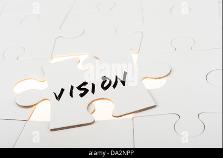 Vision-Wort geschrieben auf ein Stück des Puzzles über Gruppe von Papier-puzzles Stockfoto