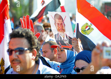 Kairo, Ägypten. 30. Juni 2013. Demonstranten Fuß über Qasr al-Nil Brücke zum Tahrir-Platz in Kairo, Ägypten, 30. Juni 2013. Der ägyptische Präsident Mursi feiert ein Jahr im Amt am 30. Juni 2013 inmitten von Demonstrationen gegen seine islamistischen Regierung. Foto: MATTHIAS TOEDT/Dpa/Alamy Live News Stockfoto