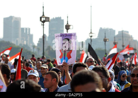 Kairo, Ägypten. 30. Juni 2013. Demonstranten demonstrieren gegen die ägyptischen Präsidenten Mursi am Tahrir-Platz in Kairo, Ägypten, 30. Juni 2013. Der ägyptische Präsident Mursi feiert ein Jahr im Amt am 30. Juni 2013 inmitten von Demonstrationen gegen seine islamistischen Regierung. Foto: MATTHIAS TOEDT/Dpa/Alamy Live News Stockfoto