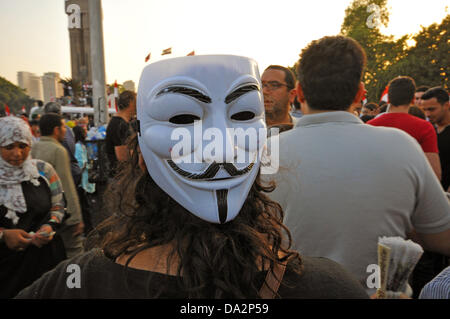 Kairo, Ägypten. 30. Juni 2013. Demonstranten demonstrieren gegen die ägyptischen Präsidenten Mursi am Tahrir-Platz in Kairo, Ägypten, 30. Juni 2013. Der ägyptische Präsident Mursi feiert ein Jahr im Amt am 30. Juni 2013 inmitten von Demonstrationen gegen seine islamistischen Regierung. Foto: MATTHIAS TOEDT/Dpa/Alamy Live News Stockfoto