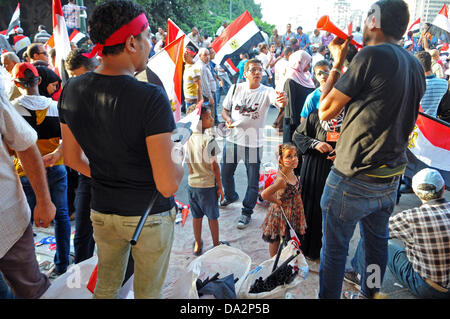 Kairo, Ägypten. 30. Juni 2013. Demonstranten demonstrieren gegen die ägyptischen Präsidenten Mursi am Tahrir-Platz in Kairo, Ägypten, 30. Juni 2013. Der ägyptische Präsident Mursi feiert ein Jahr im Amt am 30. Juni 2013 inmitten von Demonstrationen gegen seine islamistischen Regierung. Foto: MATTHIAS TOEDT/Dpa/Alamy Live News Stockfoto