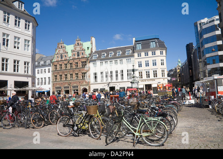 Kopenhagen Dänemark EU Reihen von Fahrräder geparkt in Amagertorv mit dem Storch-Brunnen Stockfoto