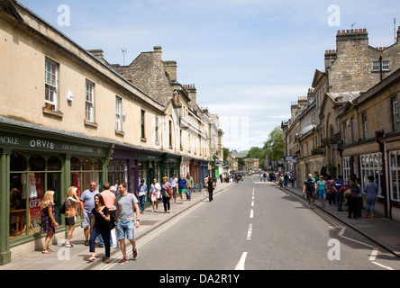 Menschen beim Einkaufen in Geschäften auf Pulteney Bridge Bad Somerset England Stockfoto