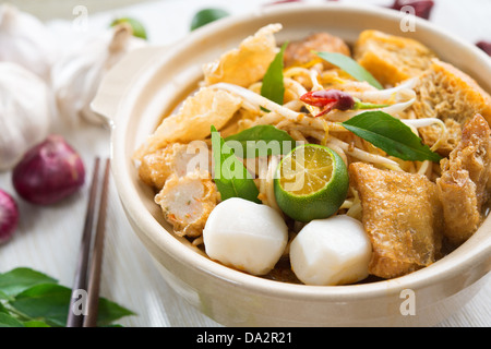 Scharf und würzig Singapur Curry Nudel. Eine beliebte traditionelle scharfe Nudelsuppe in Malaysia und Singapur Stockfoto