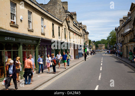 Menschen beim Einkaufen in Geschäften auf Pulteney Bridge Bad Somerset England Stockfoto