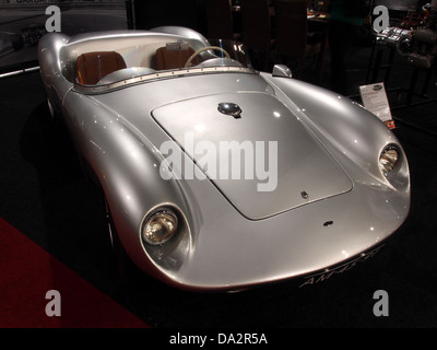 Der SIATA 300 BC von 1953 ist ein klassischer italienischer Sportwagen, der beim Nationaal Oldtimer Festival in Zandvoort vorgestellt wird. Dieses Fahrzeug ist bekannt für sein schlankes Design und seine Technik, die das goldene Zeitalter der italienischen Automobilinnovation repräsentieren. Stockfoto