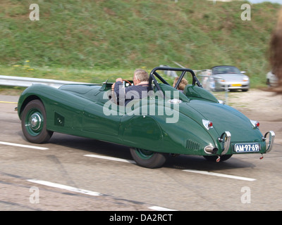 Der 1955 auf dem Nationaal Oldtimer Festival 2010 in Zandvoort ausgestellte Jaguar XK 120 Roadster repräsentiert einen klassischen britischen Sportwagen aus der Mitte des 20. Jahrhunderts. Der XK 120, der für sein schlankes Design und seine beeindruckende Leistung bekannt ist, ist ein kultiges Modell in der Automobilgeschichte und vereint Luxus mit Geschwindigkeit. Dieser Oldtimer zeigt die Eleganz und technische Präzision der Marke Jaguar. Stockfoto