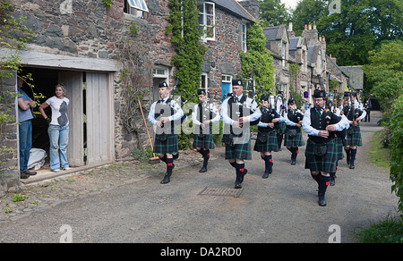 Pipe Band spielen und marschieren in die Row.Longformacus.Scottish Grenzen Stockfoto