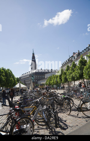 Kopenhagen Dänemark EU Fahrräder geparkt auf Højbro Plads Platz mit der Statue von warrier Bischof Absalon Gründer von Kopenhagen Stockfoto