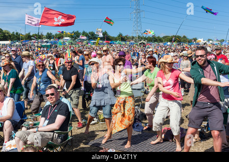 GLASTONBURY FESTIVAL, UNITED KINGDOM - 30. Juni 2013: Sway Zuschauer zur Musik von Kenny Rogers Stockfoto