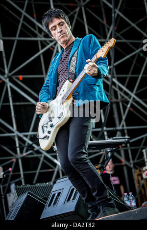 Mailand, Italien. 1. Juli 2013. Johnny Marr ex-Gitarrist von The Smiths tritt bei Ippodromo del Galoppo während der "City Sound Festival 2013" Credit: Rodolfo weitertransferiert/Alamy Live News Stockfoto