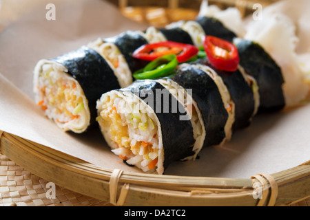 Nahaufnahme einer Singapur Popiah frische Frühlingsrollen Füllung mit Kohlrabi, Jicama, Sojasprossen, Möhren, Tofu und gehackten Erdnüssen. Popiah frische Frühlingsrolle. Stockfoto