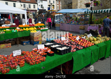 Im freien Wochenmarkt stall verkaufen Obst und Gemüse in Malton Ryedale North Yorkshire England UK Stockfoto