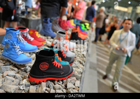 Ein Besucher Spaziergänge während der Fashion fair "& Brot" auf dem ehemaligen Flughafen Tempelhof in Berlin neben der Anzeige von einem Shoe Company, Deutschland, 2. Juli 2013. Die Präsentationen der Kollektionen für Frühjahr/Sommer 2014 statt vom 02 bis 4. Juli 2013. Foto: Marc Tirl/dpa Stockfoto