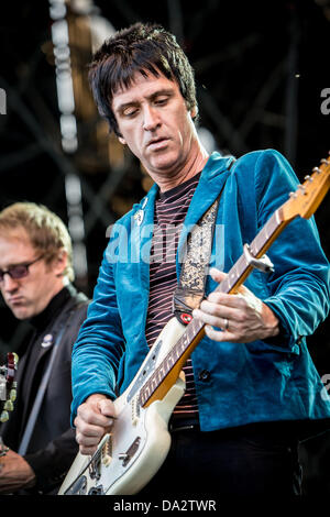 Mailand, Italien. 1. Juli 2013. Johnny Marr ex-Gitarrist von The Smiths tritt bei Ippodromo del Galoppo während der "City Sound Festival 2013" Credit: Rodolfo weitertransferiert/Alamy Live News Stockfoto