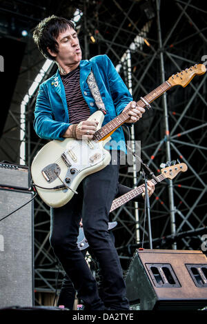 Mailand, Italien. 1. Juli 2013. Johnny Marr, ex-Gitarrist von The Smiths, tritt bei Ippodromo del Galoppo während der "City Sound Festival 2013" Credit: Rodolfo weitertransferiert/Alamy Live News Stockfoto