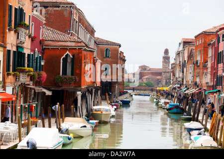 Gebäude und festgemachten Boote an Rio del Vetrai, Murano, Venedig, Italien Stockfoto