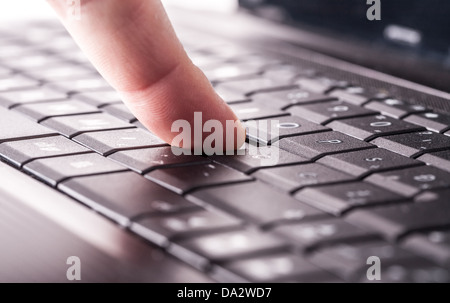 Mit einem Laptop, finger auf Laptop-Tastatur Stockfoto
