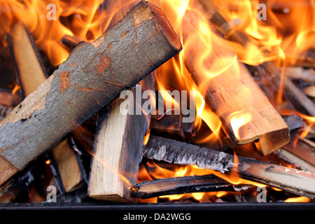 Closeup Aufnahme des Feuers unter den Grill. Stockfoto