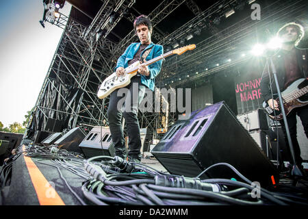 Mailand, Italien. 1. Juli 2013. Johnny Marr ex-Gitarrist von The Smiths tritt bei Ippodromo del Galoppo während der "City Sound Festival 2013" Credit: Rodolfo weitertransferiert/Alamy Live News Stockfoto