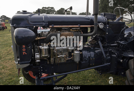 Sechszylinder-Motor des großen Vintage Fordson mit Perkins-p 6-Motor am Traktor am Messegelände Astle park