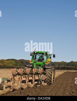 John Deere Traktor Pflügen / gepflügten Feld Stockfoto