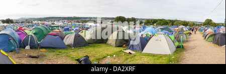 GLASTONBURY FESTIVAL, UNITED KINGDOM - 30. Juni 2013: Panoramablick auf einem Campingplatz am Glastonbury Festival 2013 Stockfoto