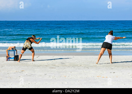 Frauen fit halten Geist und Körper am Strand mit der Nia-Technik Stockfoto