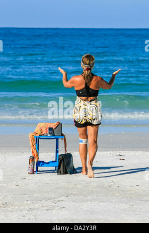 Frauen fit halten Geist und Körper am Strand mit der Nia-Technik Stockfoto