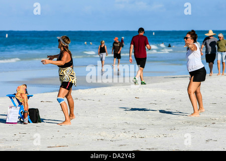 Frauen fit halten Geist und Körper am Strand mit der Nia-Technik Stockfoto