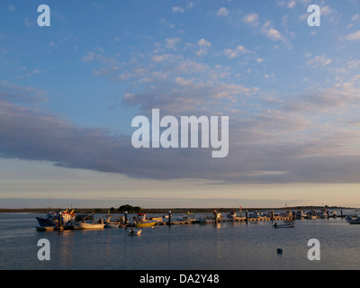 Boote verankert in der Abendsonne in der Ria Formosa Lagune, Algarve, Portugal Stockfoto