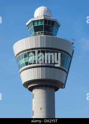 Luft Verkehr Kontrolle Turm des AMS Flughafen Schiphol Amsterdam, die Niederlande vor blauem Himmel Stockfoto