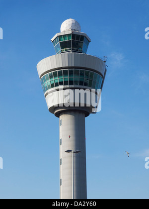 Luft Verkehr Kontrolle Turm des AMS Flughafen Schiphol Amsterdam, die Niederlande vor blauem Himmel Stockfoto