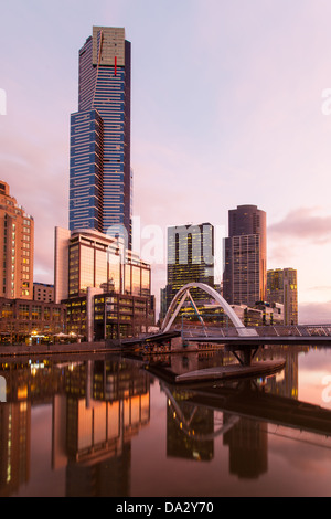 Melbournes berühmte Skyline von Flinders Street Station in Richtung Southbank und Eureka Tower in Melbourne, Victoria, Australia Stockfoto