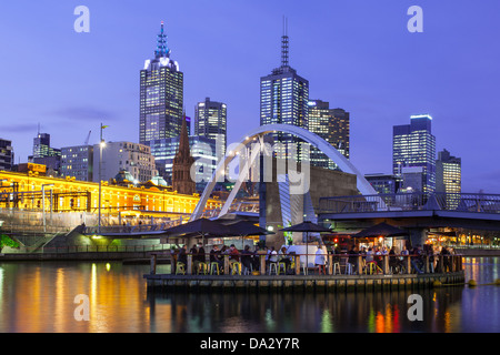 Melbournes berühmte Skyline von Southbank in Richtung Flinders Street Station in Melbourne, Victoria, Australia Stockfoto