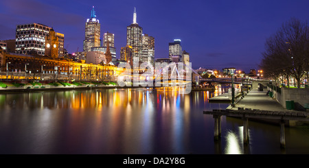 Melbournes berühmte Skyline von Southbank in Richtung Flinders Street Station in Melbourne, Victoria, Australia Stockfoto