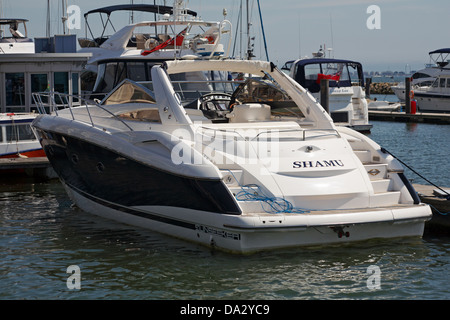 Motorboot Sunseeker vertäut im Hafen von Poole im Juni Stockfoto