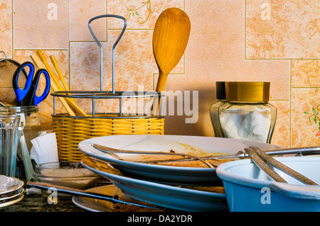 Schmutziges Geschirr und Besteck nach einem guten Abendessen Stockfoto