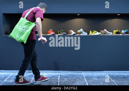 Ein Besucher filmt Sportschuhe während der Fashion fair "& Brot" auf dem ehemaligen Flughafen Tempelhof in Berlin, Deutschland, 2. Juli 2013. Die Präsentationen der Kollektionen für Frühjahr/Sommer 2014 statt vom 02 bis 4. Juli 2013. Foto: Marc Tirl/Dpa / / Alamy Live News Stockfoto