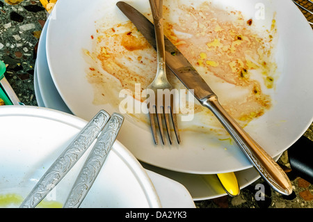 Schmutziges Geschirr und Besteck nach einem guten Abendessen Stockfoto