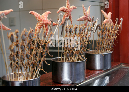 Skorpione und Seesterne zum Verkauf als Snack, Wangfujing Street, Beijing, China Stockfoto