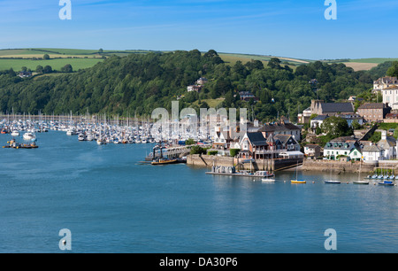 Dartmouth, Devon, England. 1. Juli 2013. Kingswear aus Dartmouth mit dem Dorf und festgemachten Jachten auf dem River Dart. Stockfoto