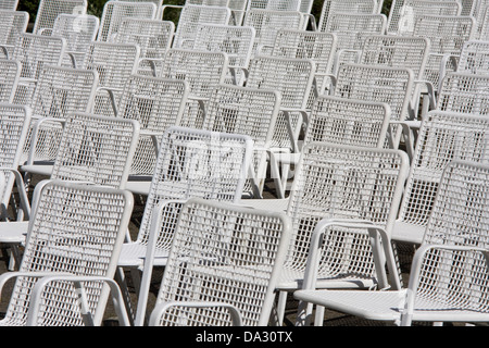 Gartenstühle in Folge Stockfoto