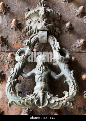 Aufwändige Tür und Klopfer, der Palazzo Ducale in Genua, Italien 3 Stockfoto