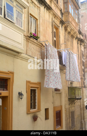 Wäsche aufhängen von Fenstern der Wohnung in der Stadt Valletta, Malta. Stockfoto